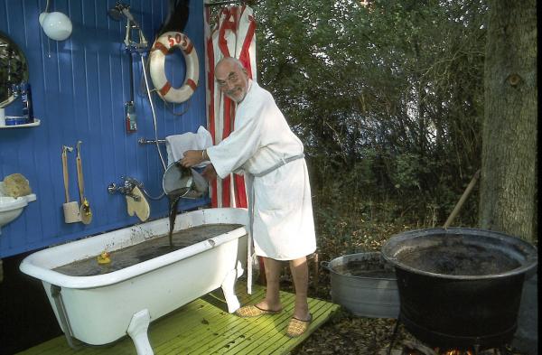 Bild 1 von 5: Braun, glibberig und muffig - doch Peter (Peter Lustig) ist von der heilsamen Wirkung des Moorschlamms überzeugt. Ein Bad in der trüben Brühe soll ihm endlich gegen seinen Hexenschuss helfen, so hat es ihm ein Moorexperte versprochen.
