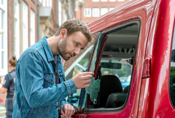 Bild 1 von 13: Im Bild: Gregor (Jonas Minthe) untersucht die zerstörte Fensterscheibe am Auto des Mordopfers.