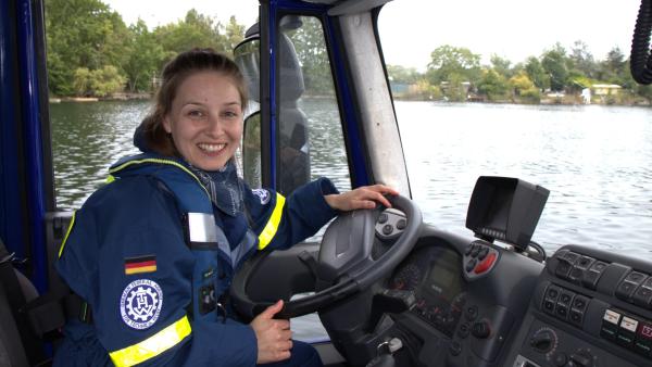 Bild 1 von 1: Marina testet das Amphibienfahrzeug des TWH auf der Straße und im Wasser.