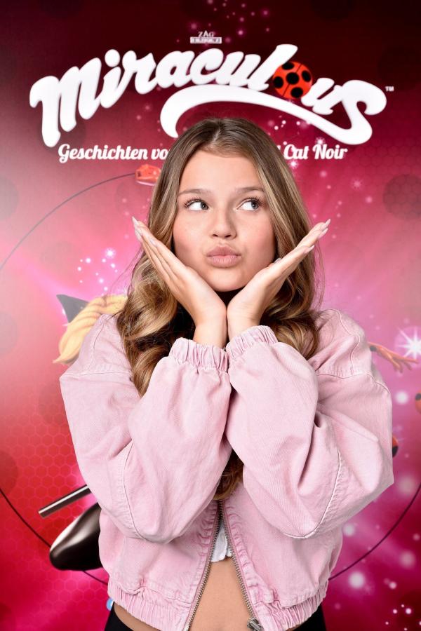 Bild 1 von 12: Neue Superhelden im Disney Channel: Marinette und Adrien sind scheinbar zwei ganz normale Schüler, wäre da nicht ein kleiner, aber bedeutender Unterschied: Sie wurden auserwählt, Paris vor bösen Kreaturen zu beschützen, die ganz normale Menschen in Bösewichte verwandeln wollen. Für diese gefährliche Mission können sich die Kids in Superhelden verwandeln! Durch das Berühren ihres Ohrrings wird Marinette zur starken Figur Ladybug und Adrien verwandelt sich durch das Drehen seines Rings in den Superhelden Cat Noir.