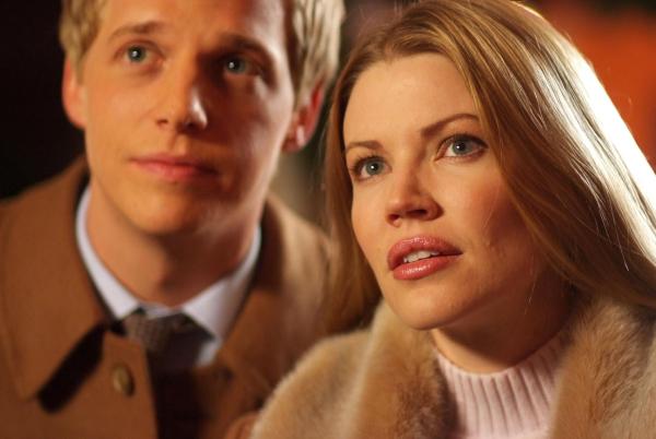 Bild 1 von 14: Selbst ihre Flitterwochen stehen unter keinem guten Stern: Prinz Edvard (Chris Geere, l.) und Prinzessin Paige von Dänemark (Kam Henskin, r.) ...