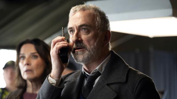 Bild 1 von 19: Kriminalpsychologin Cathrin Blake (Désirée Nosbusch) und Superintendent Sean Kelly (Declan Conlon) beobachten die Geiselnahme