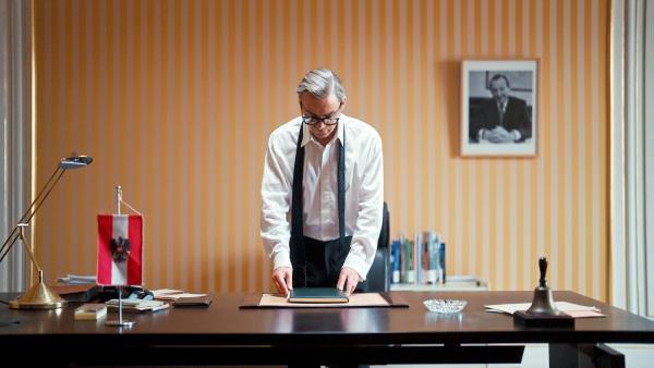 Bild 1 von 17: Im Bild: Außenminister Alois Mock mit EG-Beitrittsansuchen Österreichs.