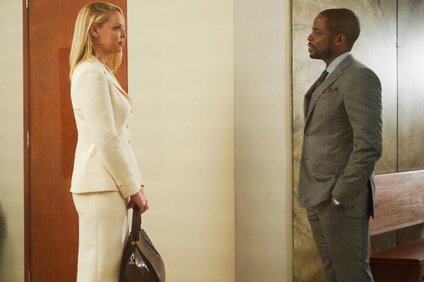 Bild 1 von 2: Samantha  (Katherine Heigl) und Alex (Dulé Hill) sollen vor Gericht gegeneinander antreten. Wer gewinnt, soll Namenspartner werden. Die Wettbewerbssituation zwischen den beiden spitzt sich immer weiter zu.