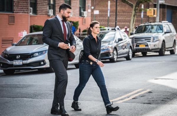 Bild 1 von 8: Special Agent Omar Adom 'OA' Zidan (Zeeko Zaki, l.); Special Agent Maggie Bell (Missy Peregrym, r.)