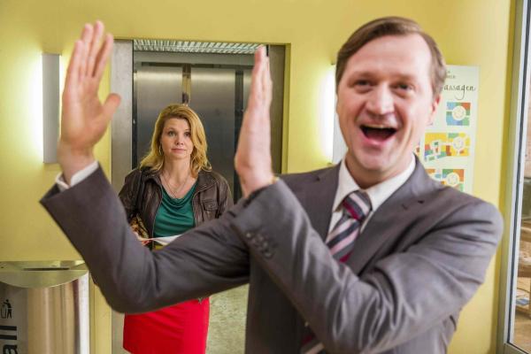 Bild 1 von 22: Danni (Annette Frier, l.) hat es gerade nicht leicht. Sie muss Olli vertreten, der von einer Kollegin sexuelle Belästigung am Arbeitsplatz vorgeworfen wird, und Theofanis, der von Richter Wenzel (Jörg Pose, r.) aus seinem Laden rausgeworfen werde soll, weil er Mietschulden hat ...