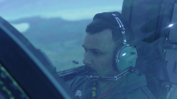 Bild 1 von 3: Ein Pilot im Tornado-Cockpit beim Trainingsflug - volle Konzentration auf Instrumente und Abläufe, jeder Handgriff wird geübt.