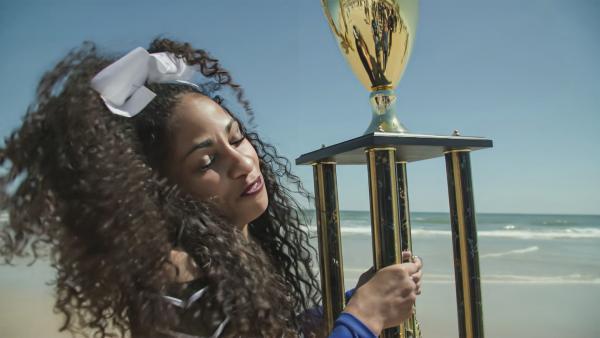 Bild 1 von 5: Lohn für jahrelanges hartes Training: Am Strand von Daytona hält Camaryn stolz den begehrten Pokal in ihren Händen.
