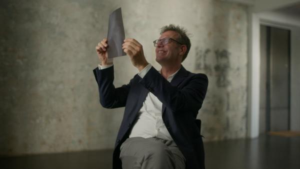 Bild 1 von 9: Steffen Mau mit einer Röntgenaufnahme, die eine Ossifikation zeigt, zwei Knochen, die nicht richtig zusammen gewachsen sind.