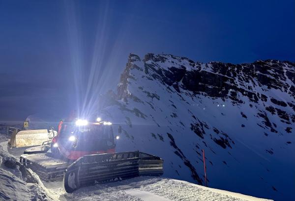 Bild 1 von 12: Hart am Abgrund, aber auch da muß die Piste präpariert werden.