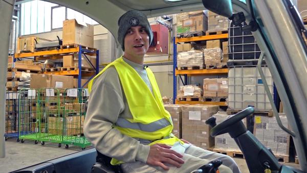 Bild 1 von 3: Pascal will seine Chancen auf dem Arbeitsmarkt erhöhen und macht auf eigene Kosten den Gabelstaplerführerschein.