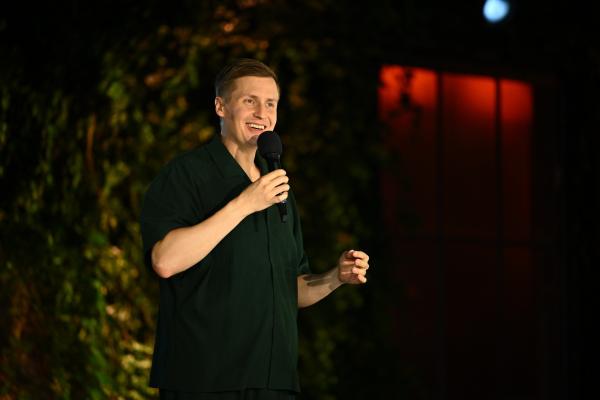 Bild 1 von 10: Sommer macht lustig: Stand-up-Comedian und Gastgeber Till Reiners freut sich auf den \