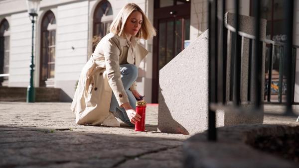 Bild 1 von 16: Im Bild: Mariella Gittler erinnert an den Terroranschlag von 2020.