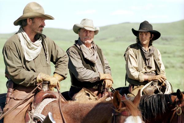 Bild 1 von 13: Im Bild: Kevin Costner (Charley Waite), Robert Duvall (Boss Spearman), Diego Luna (Button).