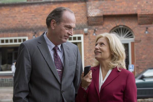 Bild 1 von 4: Markus Gellert (Herbert Knaup, l.); Isabel von Brede (Sabine Postel, r.)