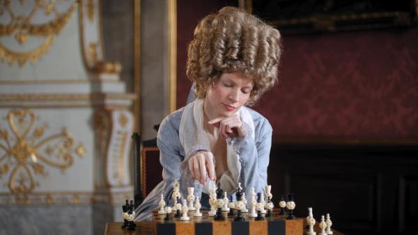 Bild 1 von 4: Im Bild: Maria Theresia von Neapel-Sizilien. Die erste Kaiserin von Österreich war das Herz der Familie und eine gesellige, fröhliche Frau. Die Enkelin von Maria Theresia stand ganz klar für eine anti-napoleonische Agenda. Galt ihr Mann als entscheidungsschwach, konnte man das von Maria Theresia nicht behaupten. Zeugen berichteten von einigen politischen Debatten im Park von Schloss Laxenburg, ihrem Wohnsitz. Gemeinsam mit ihrem Ehemann ließ sie diesen tatkräftig umbauen und vergrößern.