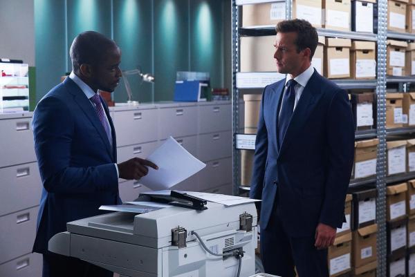 Bild 1 von 2: Alex (Dulé Hill), ein Freund von Harvey (Gabriel Macht), tritt der Kanzlei bei. Dieser Neuzugang verändert die Dynamik im Team der Firma.