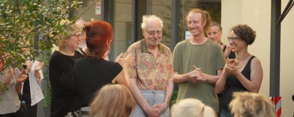 Bild 1 von 15: Zwischen Vater Ekkehard (3.v.l.) und Sohn Oliver (2.v.r.) war das Verhältnis lange Zeit schwierig. Seit Oliver seinen Vater nach Berlin geholt hat, ist eine emotionale Bindung entstanden. Durch das Theaterspiel seines Vaters entdeckt Oliver ganz neue Seiten an ihm.