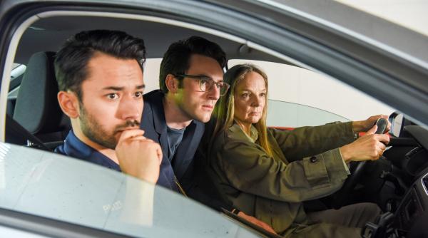 Bild 1 von 1: (v.l.n.r.): Nenad Dupic (Harwin Kravitz), Lukas Leodolter (Tobias Resch), Elfriede Grünberger (Sissy Höfferer).