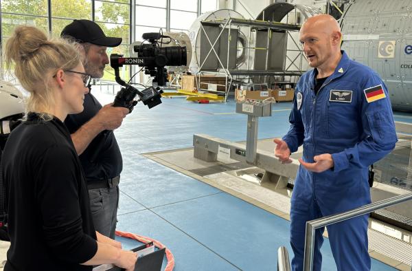 Bild 1 von 12: Alexander Gerst (re.) bei den Dreharbeiten für ARD Wissen im Europäischen Astronautenzentrum   in Köln.