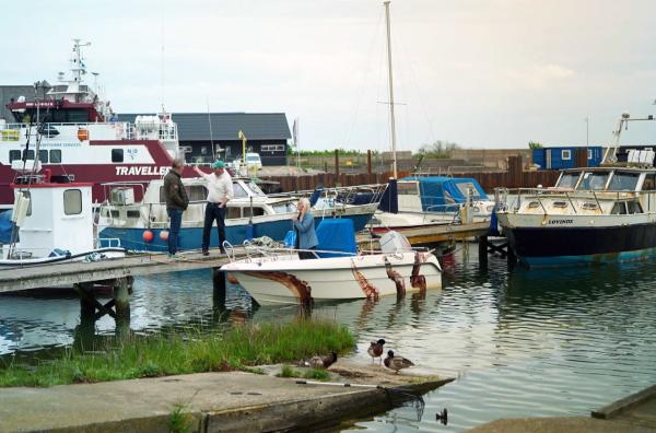 Bild 1 von 4: Im dänischen Fischerdorf Klintholm Havn führen rund 200 Menschen ein beschauliches Leben unweit des malerischen Kreidefelsens Møns Klint.