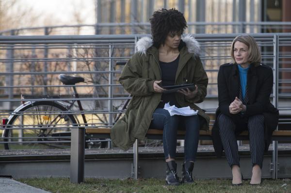 Bild 1 von 7: Vivienne Kling (Jane Chirwa, l.); Dr. Franziska Ruhland (Gunda Ebert, r.)