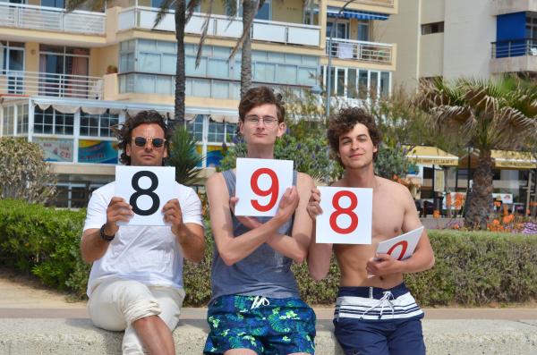 Bild 1 von 18: Wer ist das geilste Mädchen, was auf der Strandpromenade flaniert? Wer hätte das gedacht, aber der Umgang mit Gregor (Stephan Luca, l.) hilft sogar Theo (Maximilian Diehle, M.) viel lockerer und entspannter zu werden ...