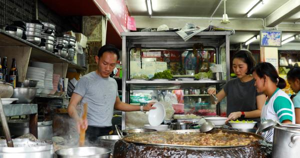 Bild 1 von 5: Thailändisches Streetfood: In der Stadt, die niemals schläft, sind die Suppenküchen Tag und Nacht geöffnet.