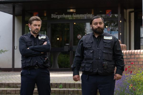 Bild 1 von 9: Jan Rothe (Klaas Heufer-Umlauf, l.); Ertu Karahanci (Kailas Mahadevan, r.)