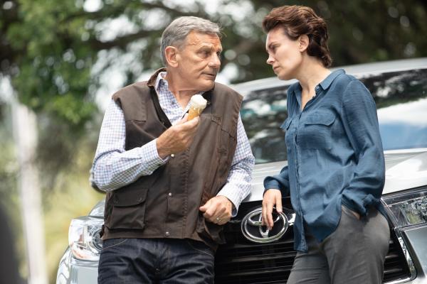 Bild 1 von 7: Detective Inspector Ivan Petrie (Mark Mitchinson) will, dass Jessica Savage (Kate Elliott) die Ermittlungen im Fall des wieder aufgetauchten Schülers Nathan Baum leitet - obwohl sie erst vor kurzem einen schweren Verkehrsunfall hatte, bei dem ihr Mann ums Leben kam.