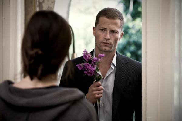 Bild 1 von 18: Kann ihm Anna (Nora Tschirner, vorne) verzeihen? Ludo (Til Schweiger, hinten) bittet sie nach seinem verpatzen Auftritt inständig um Entschuldigung ...