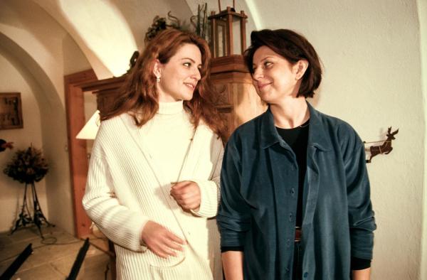 Bild 1 von 28: Im Bild:Martina Gedeck, Mona Seefried.