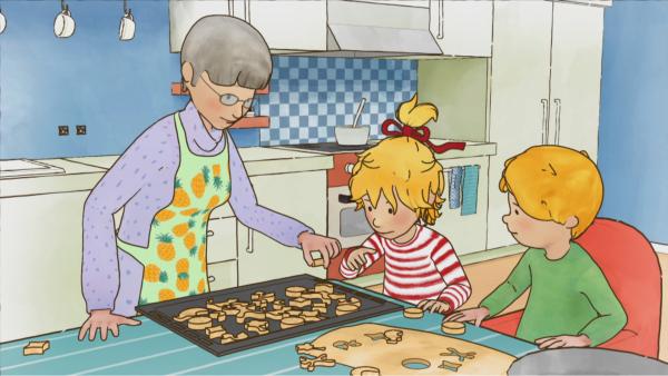 Bild 1 von 2: Conni und Jakob wollen Mama mit selbst gebackenen Plätzchen überraschen. Probieren ist natürlich erlaubt!