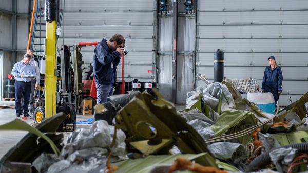 Bild 1 von 1: Ein neuer, moderner Helikopter ist auf dem Weg zu einer Ölbohrinsel. An Bord sind Arbeiter, als der Helikopter urplötzlich in den Ozean abstürzt. Die Ermittler suchen in den Trümmerteilen nach der Ursache.