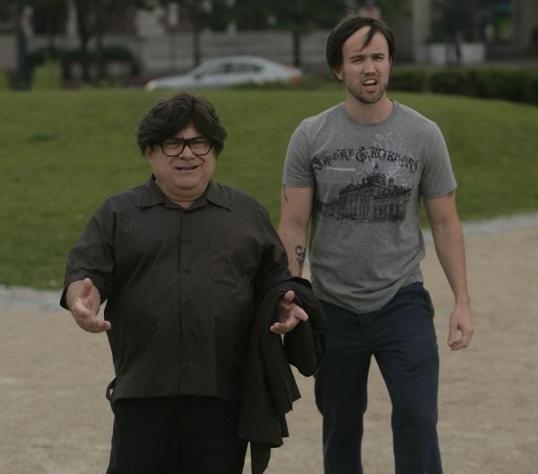 Bild 1 von 23: Frank (Danny DeVito, l.) und Mac (Rob McElhenney, r.) wollen dem Liebesleben von Dennis ein bisschen Würze verleihen ...