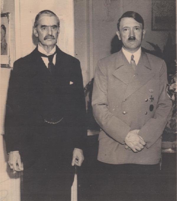 Bild 1 von 1: 1938: Hitler (r.) mit Premier Chamberlain.