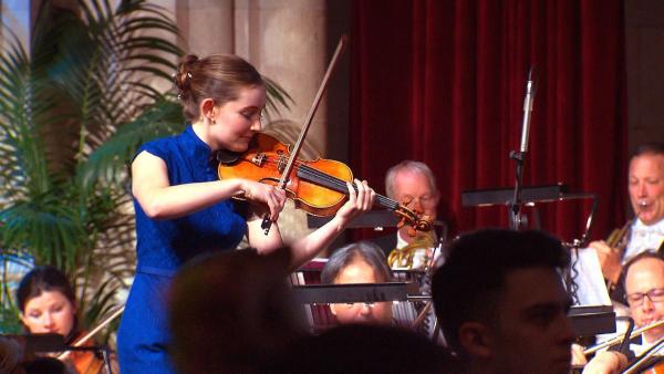 Bild 1 von 24: Im Bild: Alma Deutscher dirigiert in Strauss-Pose eigene Komposition am Concordia Ball.