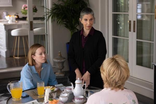 Bild 1 von 5: Josefina (Rose Abdoo, M.) und Ava (Hannah Einbinder, l.) setzen am Frühstückstisch alles daran, Deborah (Jean Smart, r.) vor einer bitteren Wahrheit zu schützen - doch wie lange wird das gutgehen?