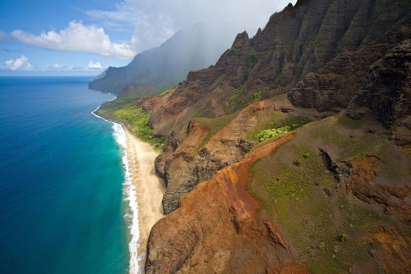 Bild 1 von 1: Palmen, Strand und kristallklares Wasser. Hawaii ist als irdisches Paradies bekannt. Mitten im Pazifik sind die Ursprünge der Insel-Entstehung bis heute ein Rätsel.