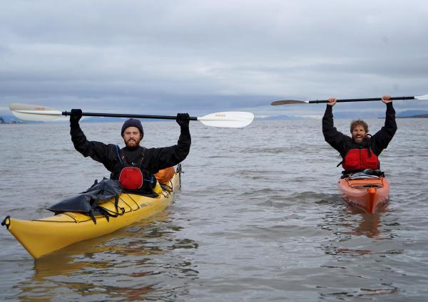 Bild 1 von 20: Im Bild: Geschafft: Marcel Schütz und Christian Bruttel am Ende ihrer dreitägigen Kajaktour über den Isfjord. Der Isfjord ist der zweitlängste Fjord auf Spitzbergen.