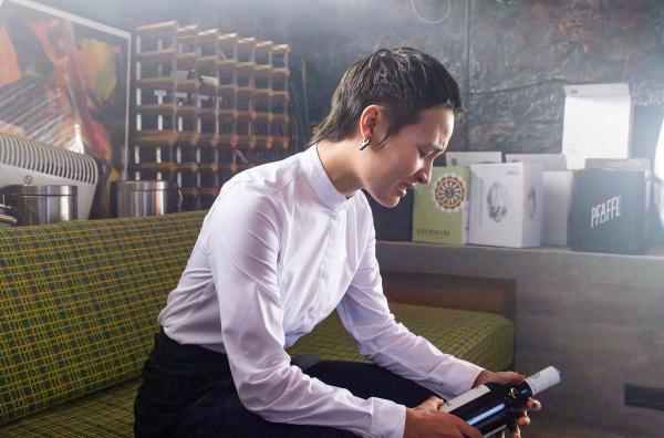 Bild 1 von 1: Nach einem Rüffel ihres Chefs Jónas zieht sich Rósa (Iðunn Ösp Hlynsdóttir) in den Weinkeller zurück. Jónas rät ihr eindringlich, die Liaison mit seiner Tochter zu beenden.