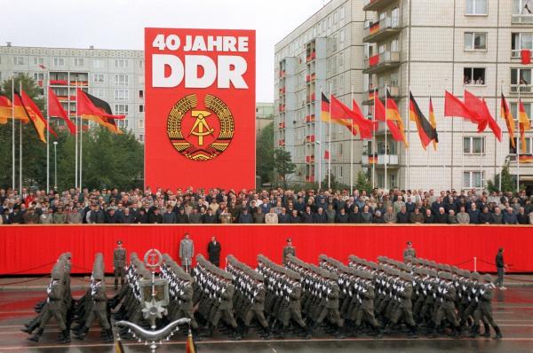 Bild 1 von 4: Militärparade zum 40. Jahrestag der DDR am 07. Oktober 1989.