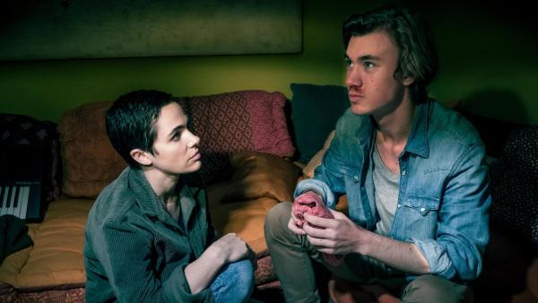 Bild 1 von 21: Im Bild: Verena Altenberger (Christina Wolffhardt), Alessandro Schuster (Patrick).
