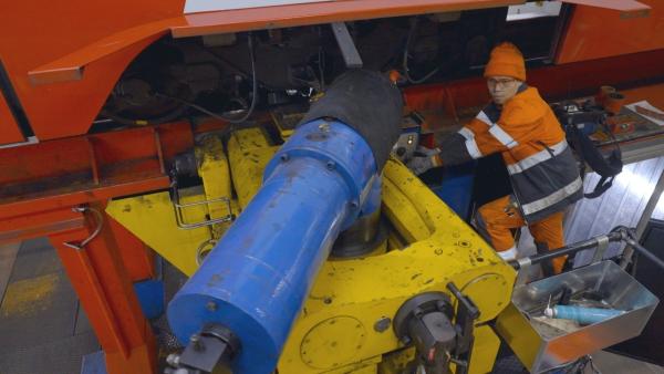 Bild 1 von 5: Mechaniker Sven Moser überprüft die Räder an einem Waggon.