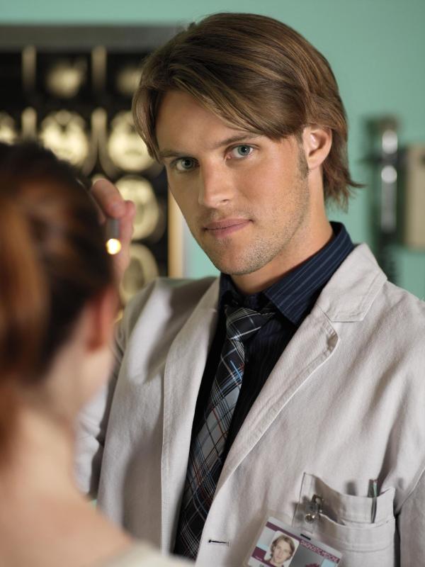 Bild 1 von 22: (2. Staffel) - Dr. Robert Chase (Jesse Spencer) ist Spezialist für Intensivmedizin. Ihm ist sein Job so wichtig, dass er sich des Öfteren hinterhältig verhält ...