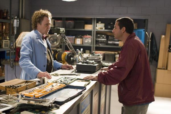 Bild 1 von 18: Michael (Adam Sandler, r.) ahnt noch nicht, dass diese Begegnung sein Leben verändern wird, denn der Erfinder Morty (Christopher Walken, l.) wird ihm gleich eine Universalfernbedienung andrehen, die absolut alles kontrollieren kann ...