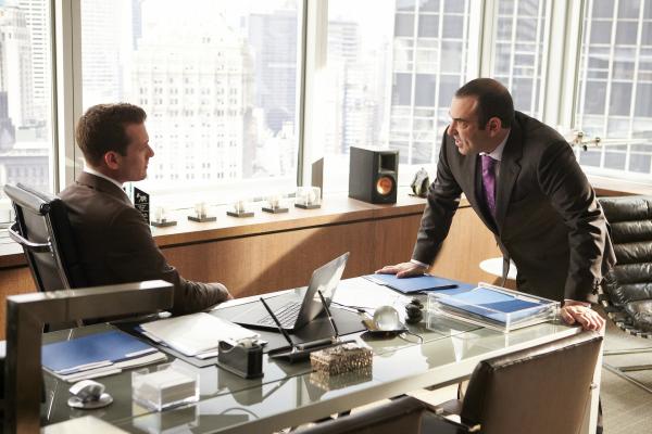Bild 1 von 2: Louis (Rick Hoffman, r.) will Scottie nicht kampflos das Feld überlassen - und fordert Harvey (Gabriel Macht, l.) in einem hitzigen Gespräch zu einer Entscheidung heraus. Doch auch Harvey hat in dieser Auseinandersetzung etwas zu verlieren.