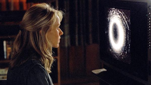 Bild 1 von 1: Die Journalistin Rachel Keller (Naomi Watts) will den mysteriösen Tod ihrer Nichte untersuchen und stößt dabei auf ein geheimnisvolles Videoband. Kurz nach der Sichtung erhält sie einen Anruf, der ihren Tod in sieben Tagen prophezeit.