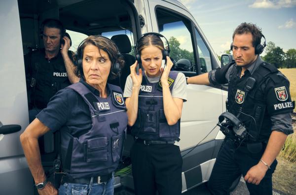 Bild 1 von 4: Eine Geiselnahme hat stattgefunden. Um die Lage einschätzen zu können, hören Lena Odenthal (Ulrike Folkerts), Johanna Stern (Lisa Bitter) und der junge Einsatzleiter die Gespräche mit.
