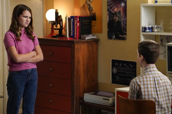 Bild 1 von 10: Missy Cooper (Raegan Revord, l.); Sheldon Cooper (Iain Armitage, r.)